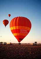 outback sunrise ballooning in alice springs